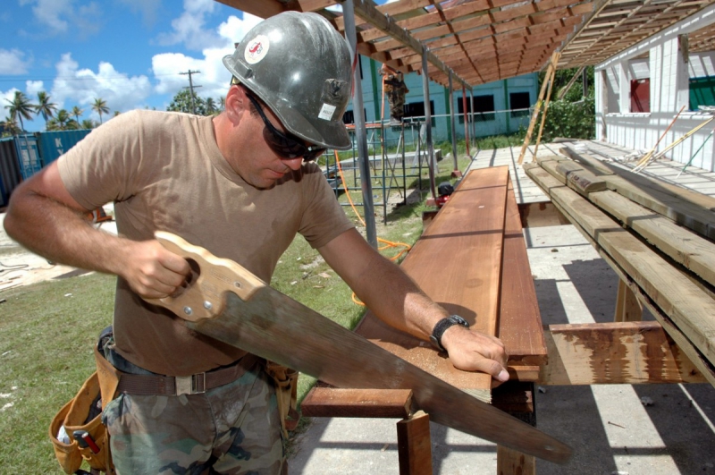 ebeniste-SAUZE-min_worker_construction_building_carpenter_male_job_build_helmet-893290